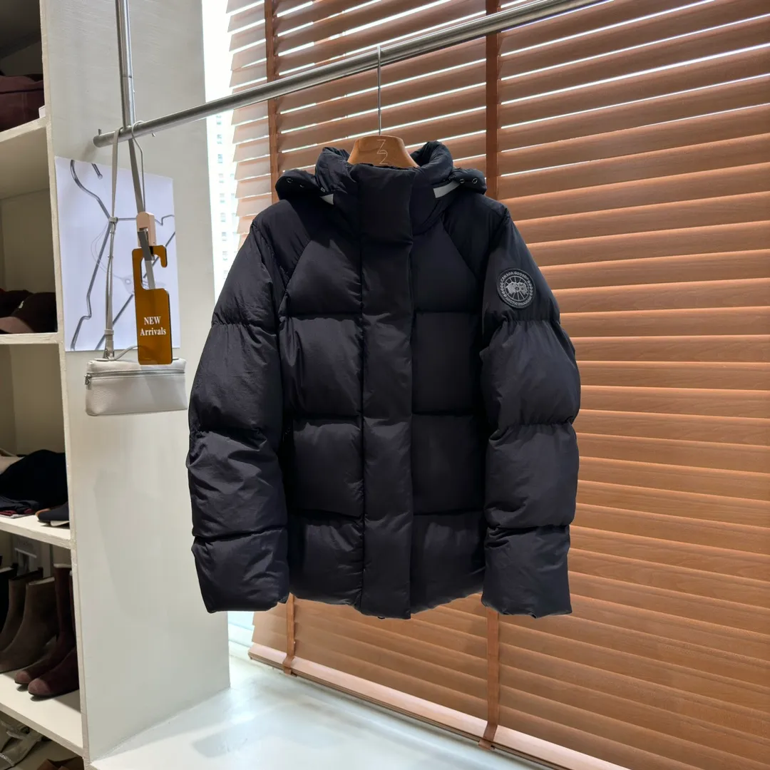 P780 Style No. Y110 𝗖𝗔𝗡𝗔𝗗𝗔 𝗚𝗢𝗢𝗦𝗘｜Canada Goose 𝗝𝘂𝗻𝗰𝘁𝗶𝗼𝗻Capsule Short Down Jacket/Ouyang Nana Generation 𝗦𝗶𝘇𝗲: 𝗫𝗦 𝗦 𝗠 𝗟 𝗫𝗟 Product color: black, white